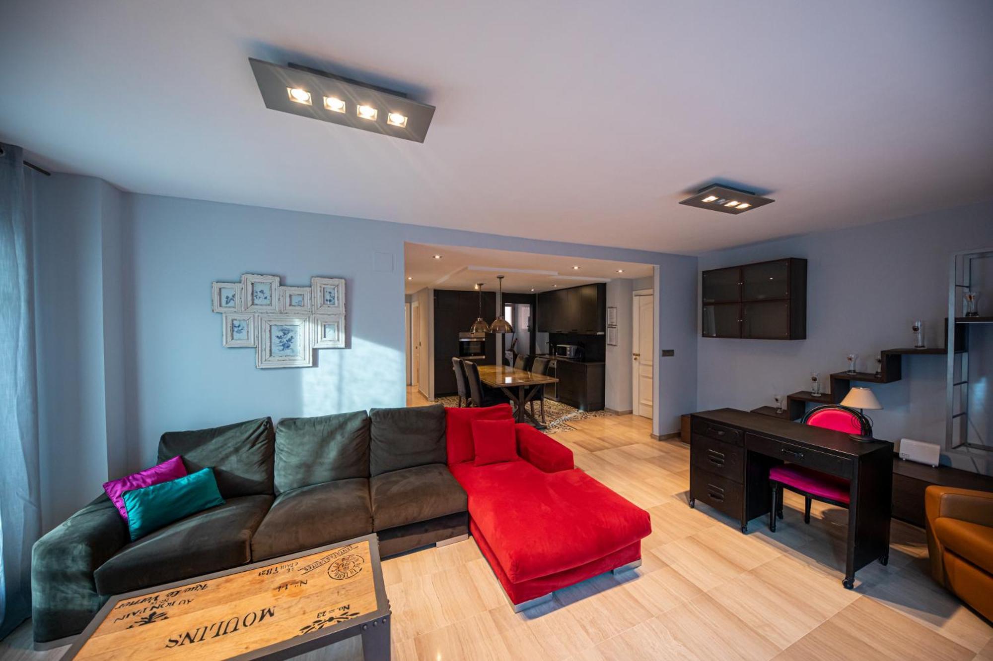 Atico Moderno Y Centrico Con Balcon Curvo En